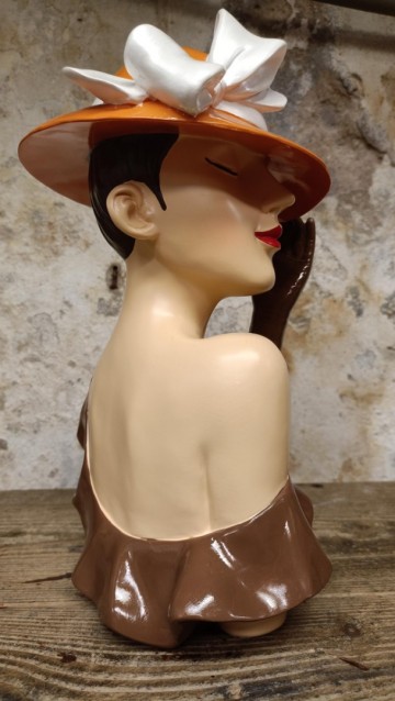 Sculptuur bruin vrouw 0