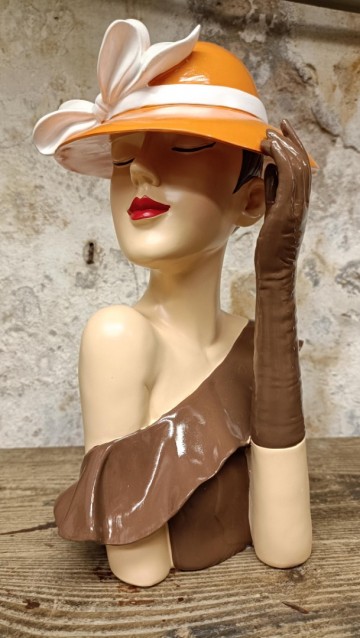 Sculptuur bruin vrouw 2